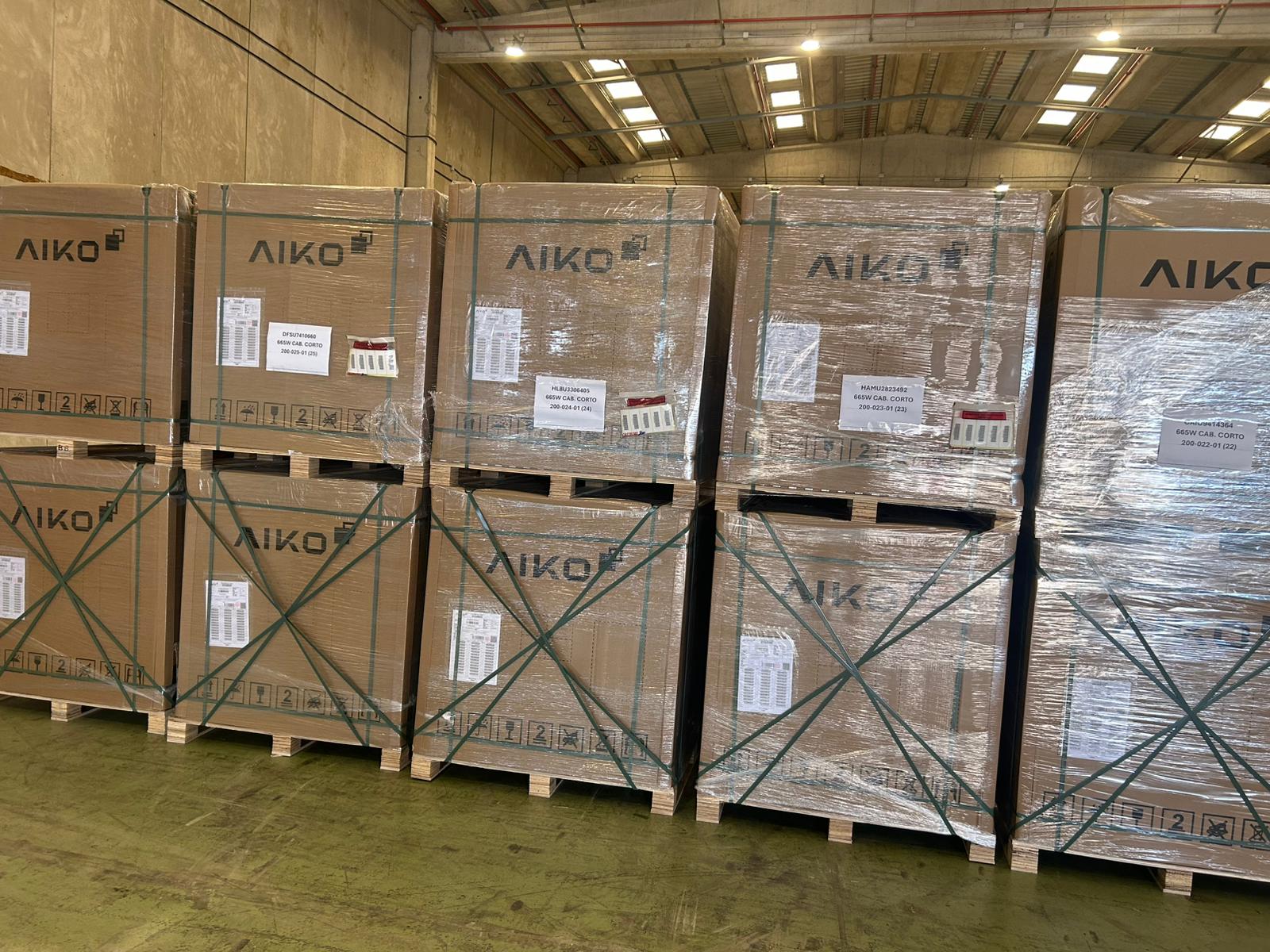 Palets de módulos solares en un almacén de distribución fotovoltaica